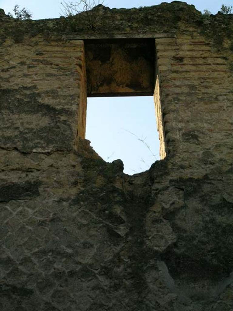 Ins Or II, 9, Herculaneum. December 2004. Detail of window in upper south wall.
Photo courtesy of Nicolas Monteix.